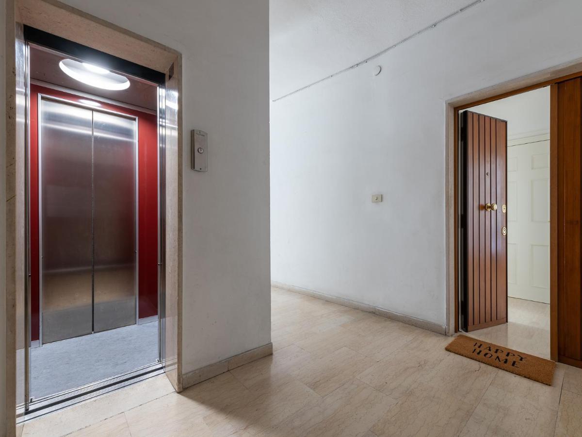 Apartment On Shopping Street Кальярі Екстер'єр фото