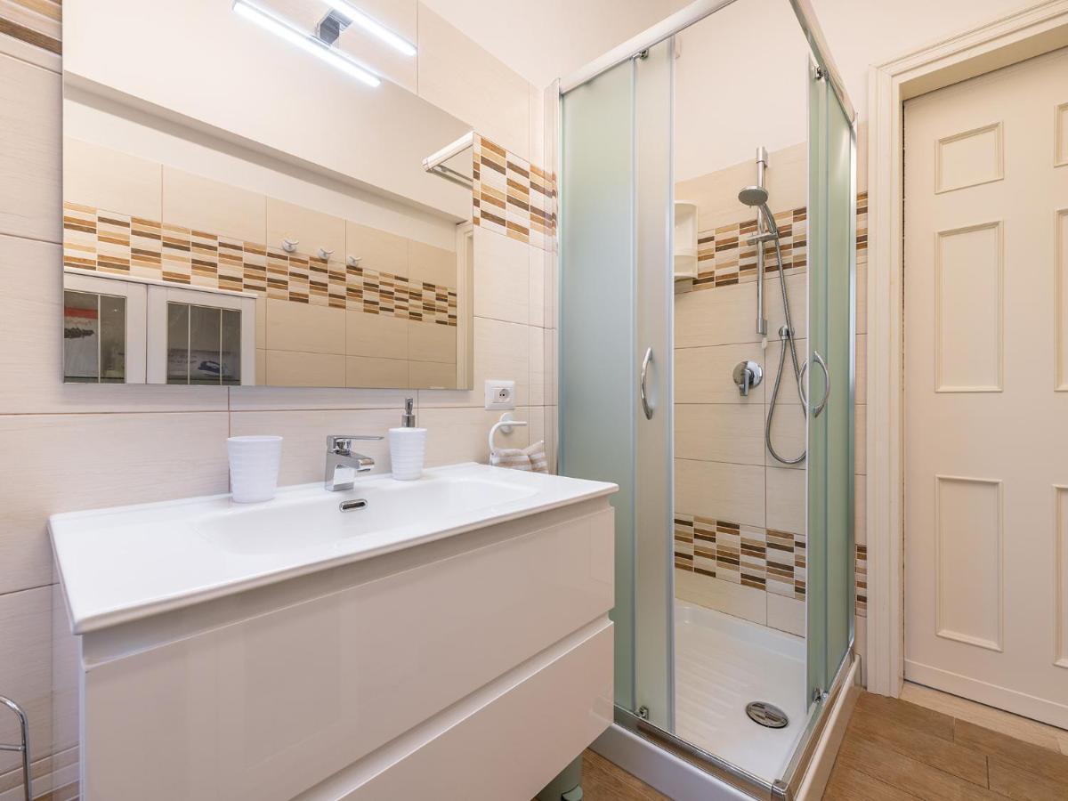 Apartment On Shopping Street Кальярі Екстер'єр фото