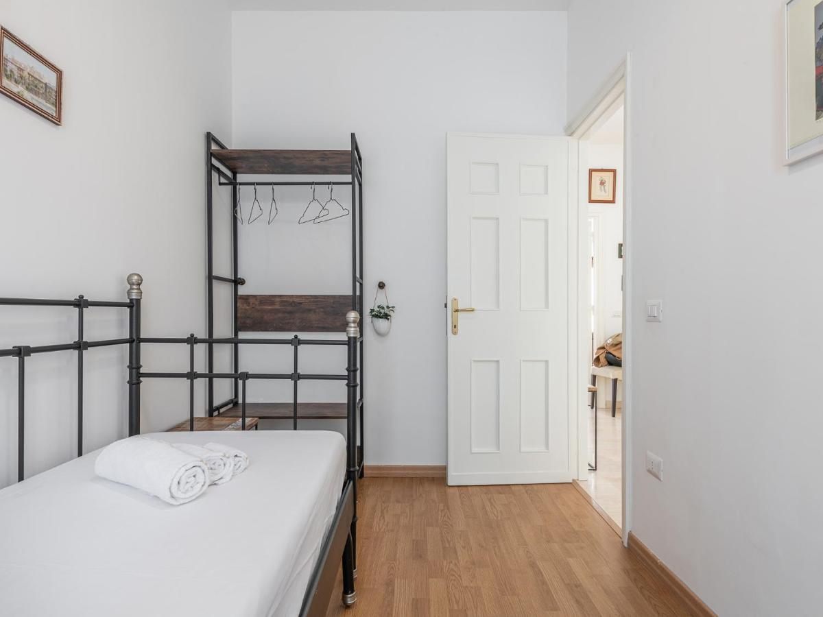 Apartment On Shopping Street Кальярі Екстер'єр фото