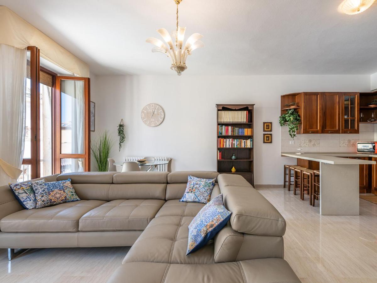 Apartment On Shopping Street Кальярі Екстер'єр фото